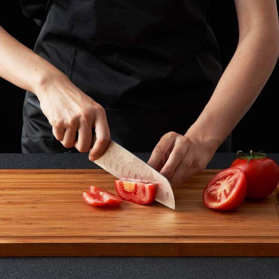 planche-a-decouper-en-bois-action-tomates