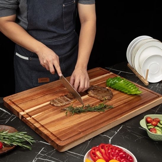 planche-a-decouper-en-bois-preparation