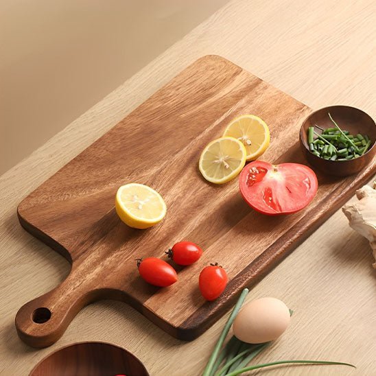 planche-a-decouper-en-bois-tomate